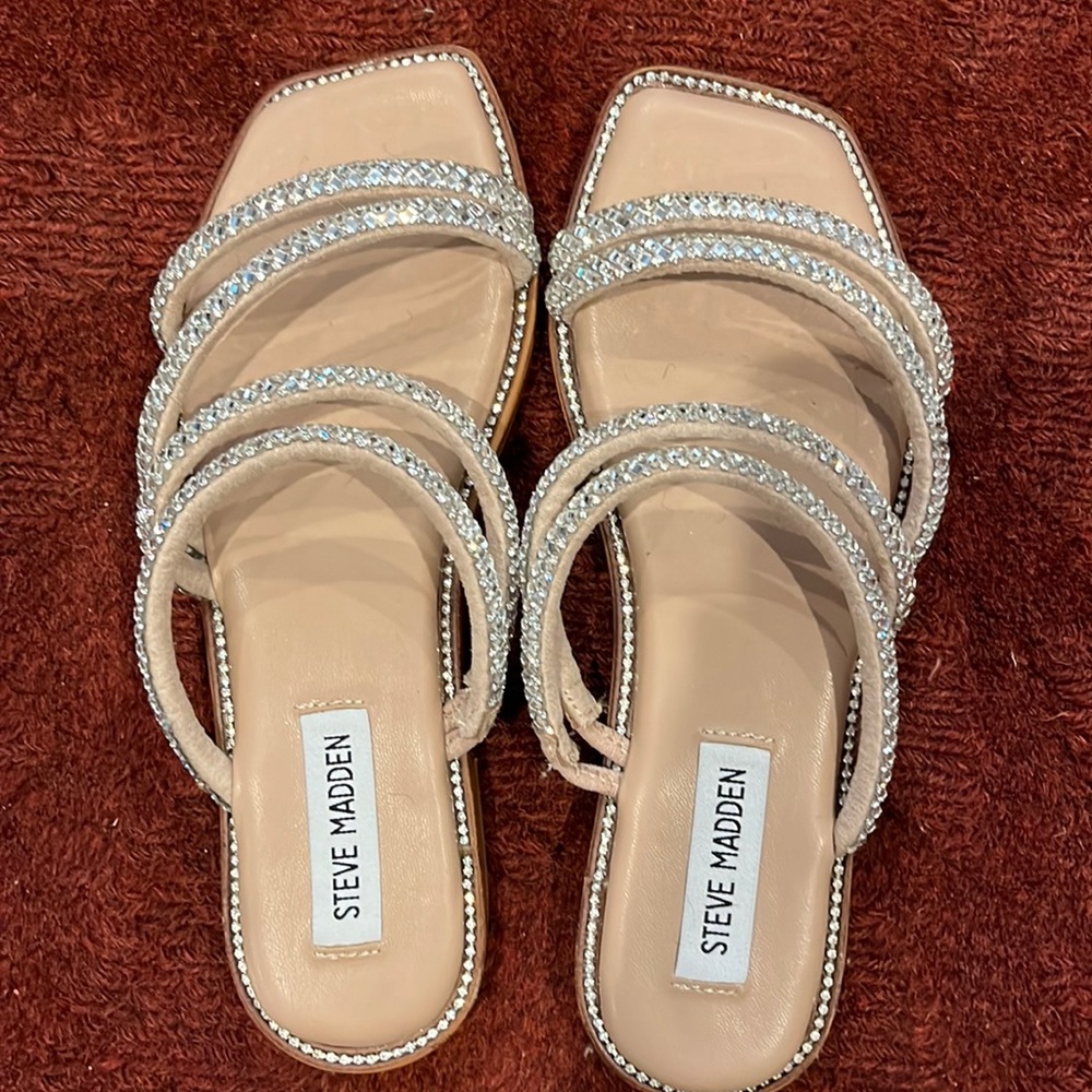 NWOT STEVE MADDEN RHINESTONE SANDALS SIZE 6.